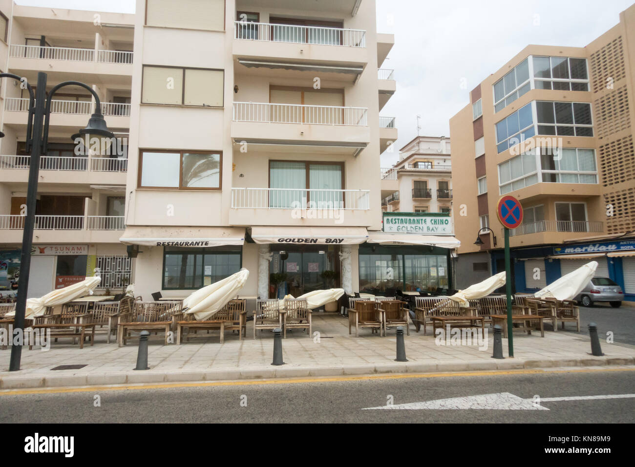 Moraira, Costa Blanca, Espagne, 11 décembre 2017. Haute mer et de forts vents à 120km/h à partir de la tempête Ana plages d'inondation et de causer des dégâts dans les complexes touristiques, sur l'espagnol Costas. Credit : Mick Flynn/Alamy Live News Banque D'Images