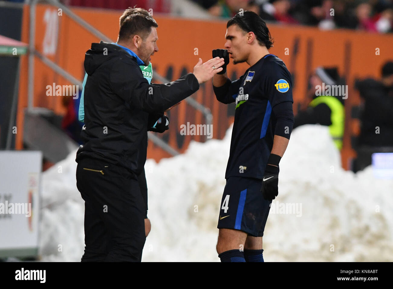 Pal DARDAI, Formateur (Hertha Berlin) avec Karim REKIK (Hertha Berlin), geste, donne les, Fussball 1. Bundesliga, 15. Spieltag, FC Augsburg (A)-Hertha BSC (B) 1-1, am 10.12.2017 à Augsbourg/Allemagne, WWK UN R E N A. dans le monde d'utilisation | Banque D'Images