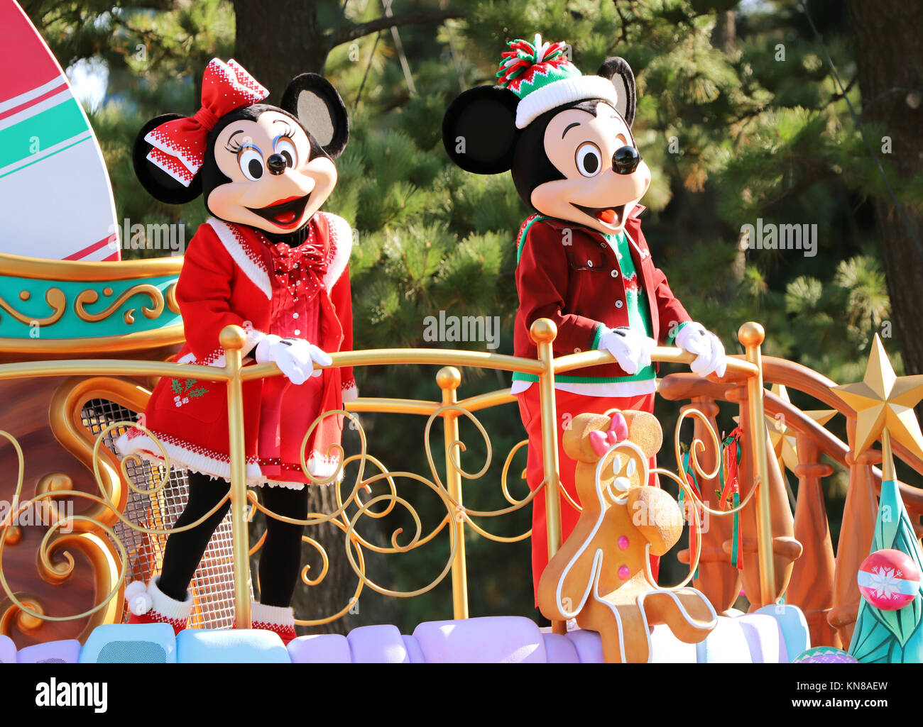 Lundi Dec 11 07 11 Decembre 17 Urayasu Japon Personnages De Disney Mickey Et Minnie Mouse Effectuer Sur Le Flotteur Pendant Un Defile De Noel Disney Contes De Noel Au Tokyo