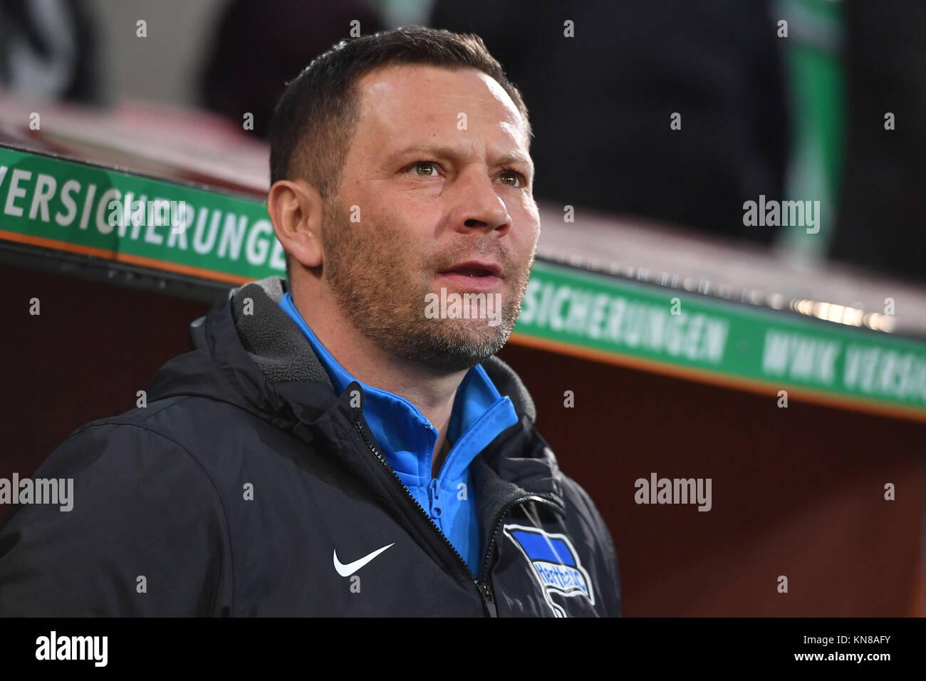 Pal DARDAI, Formateur (Hertha Berlin), Einzelbild angeschnittenes Einzelmotiv Portraet,,, Portrait, Portrat. Fussball 1. Bundesliga, 15. Spieltag, FC Augsburg (A)-Hertha BSC (B) 1-1, am 10.12.2017 à Augsbourg/Allemagne, WWK UN R E N A. dans le monde d'utilisation | Banque D'Images
