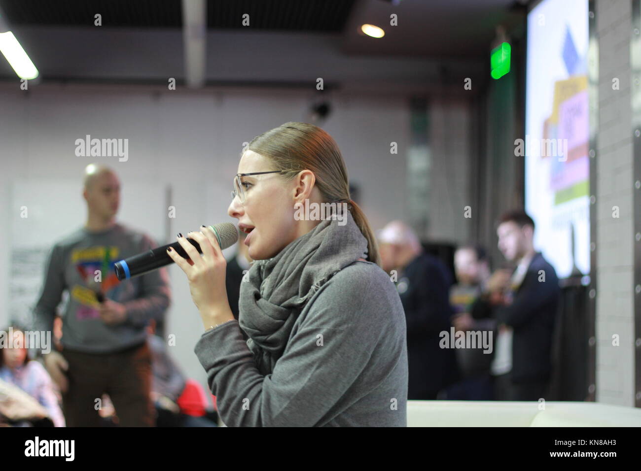 Nizhny Novgorod, Russie. 6e Dec 2017. Animateur de télévision russe Ksenia Sobchak ouvre son bureau de campagne électorale dans la région de Nizhny Novgorod, Russie, 6 décembre 2017. Sobchak s'exécute en tant que candidate à l'élection présidentielle en Russie dans l'année à venir. Crédit : Thomas Körbel/dpa/Alamy Live News Banque D'Images