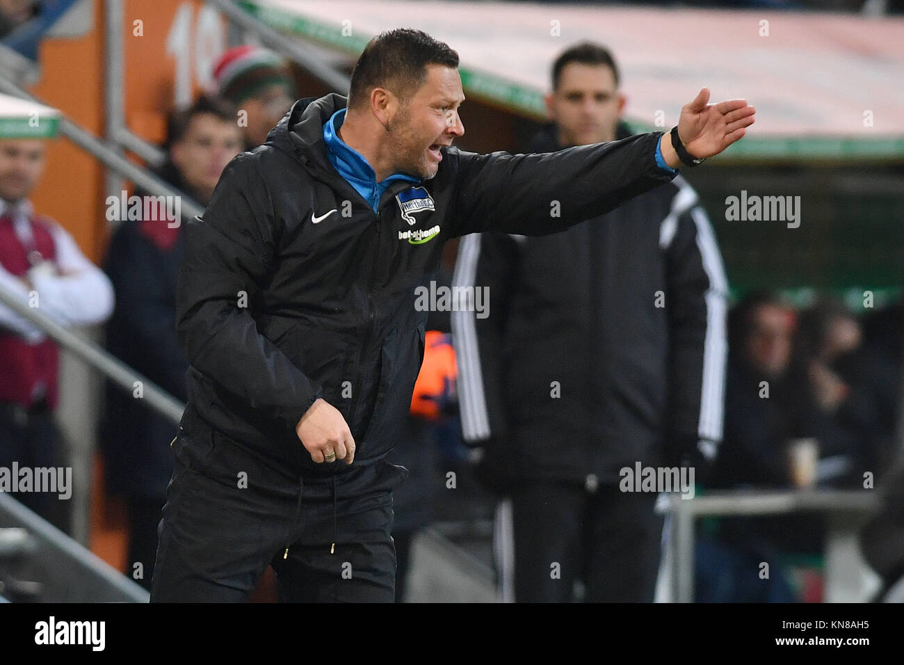 Pal DARDAI, Formateur (Hertha Berlin), geste, donne les, Einzelbild angeschnittenes Einzelmotiv Halbfigur,,, halbe figure. Fussball 1. Bundesliga, 15. Spieltag, FC Augsburg (A)-Hertha BSC (B) 1-1, am 10.12.2017 à Augsbourg/Allemagne, WWK UN R E N A. dans le monde d'utilisation | Banque D'Images