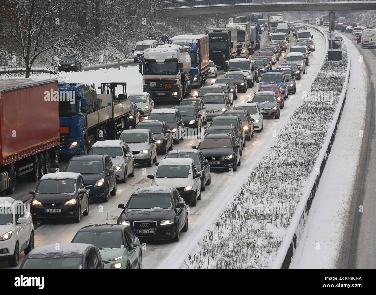 Muelheim, Allemagne. Dec 11, 2017. Les voitures et les camions sont pris dans un embouteillage sur l'autoroute A40 en Muelheim, Allemagne, 11 décembre 2017. En raison d'une humidité de surface gelée et une fine couche de neige, le trafic sur les autoroutes en Rhénanie du Nord-Westphalie est bloqué par un bourrage de jusqu'à 20 kilomètres. Credit : Roland Weihrauch/dpa/Alamy Live News Banque D'Images