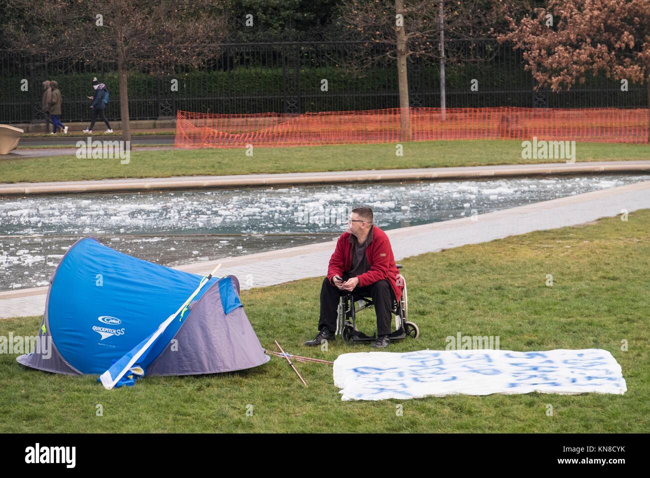 Edinburgh, Royaume-Uni. 11 Décembre, 2017. Activiste, Ian Morrison de Kilwinning dans Ayrshire a mis en place une tente dans le parc du parlement écossais et a menacé de faire une grève de la faim jusqu'à ce qu'il est autorisé à rencontrer le ministre de la santé, SNP, Shona Robison. La campagne de Morrison se rapporte à l'utilisation des opioïdes dans le traitement dans le NHS écossais où les aigus liés séjours ont augmenté, passant de 41 personnes à 143 personnes par 100 000 $ entre 1996 et 2016. Credit : Riche de Dyson/Alamy Live News Banque D'Images