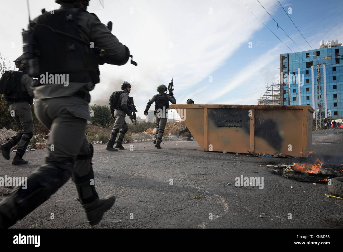 Les soldats israéliens prennent position au cours d'affrontements avec des manifestants palestiniens à Beit El, à l'extérieur de Ramallah, Cisjordanie, 11 décembre 2017. De nouvelles manifestations ont éclaté en réponse auprès du président américain Donald Trump a décidé de reconnaître Jérusalem comme capitale d'Israël. Photo : Oren Ziv/dpa Banque D'Images