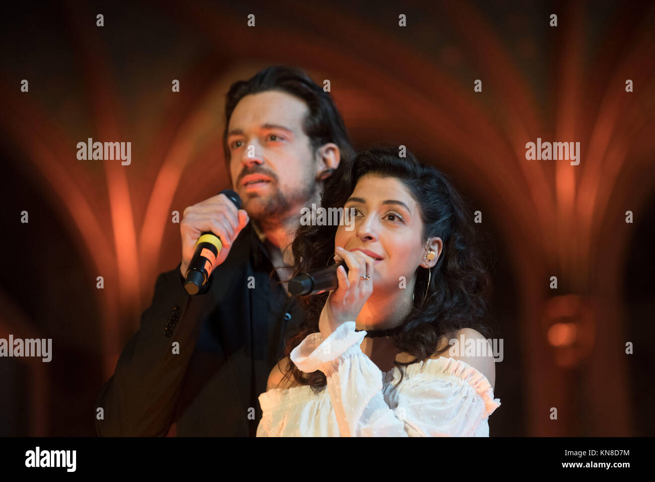 Stuttgart, Allemagne. Dec 11, 2017. Mercedesz Csampai comme Esmeralda et Maximilian Mann comme capitaine Phoebus de chanter lors d'un aperçu de la presse dans l'église du château de l'ancien château de Stuttgart, Allemagne, 11 décembre 2017. La comédie musicale "Le Bossu de Notre-Dame' créations à l'Apollo Theatre, le 18 décembre 2017. Credit : Marijan Murat/dpa/Alamy Live News Banque D'Images