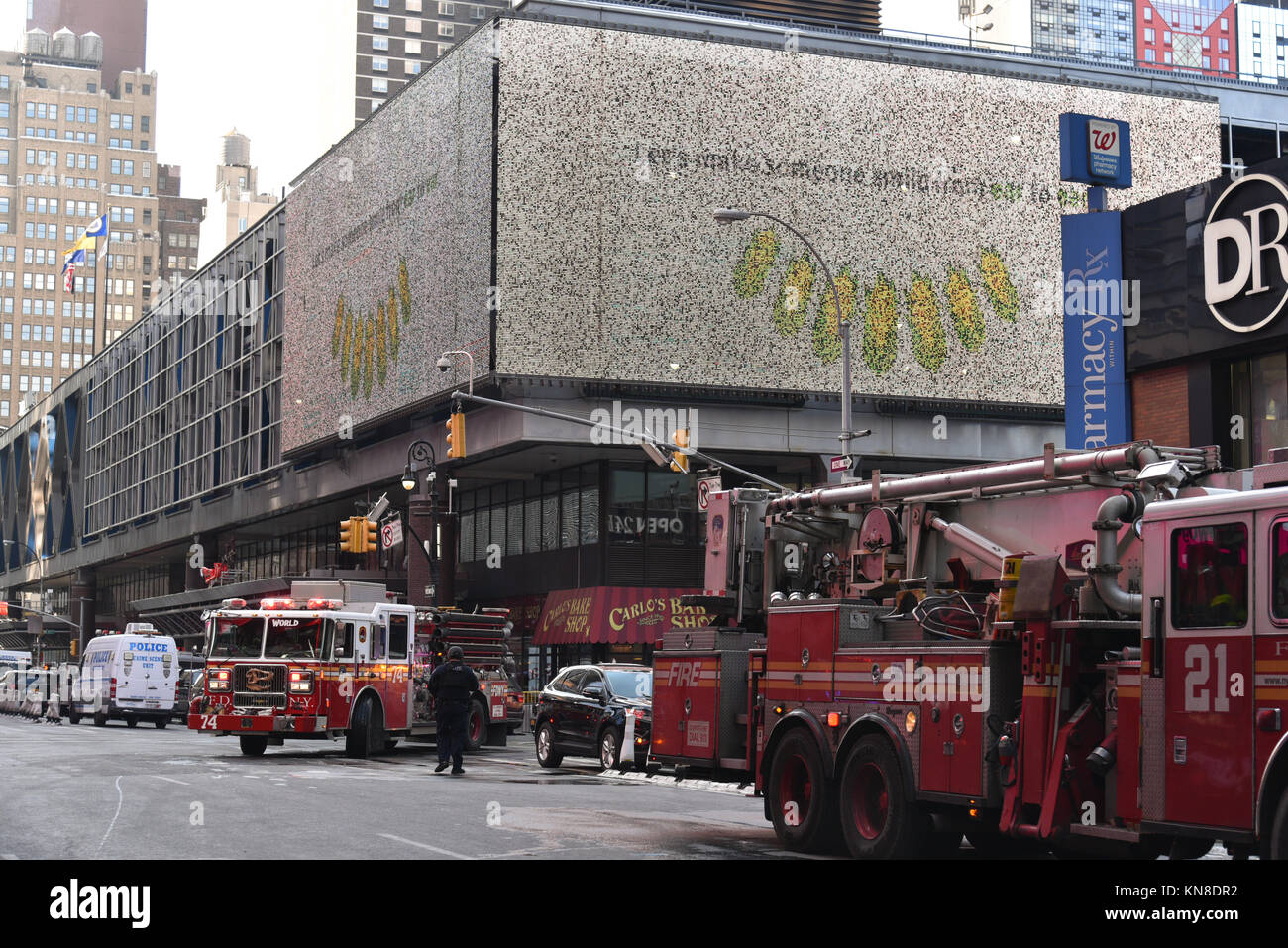New York, USA. 11 Décembre, 2017. En dehors de l'application de la loi le Port Authority Bus Terminal après que les rapports d'une explosion le 11 décembre 2017 à New York. Crédit : Erik Pendzich/Alamy Live News Banque D'Images