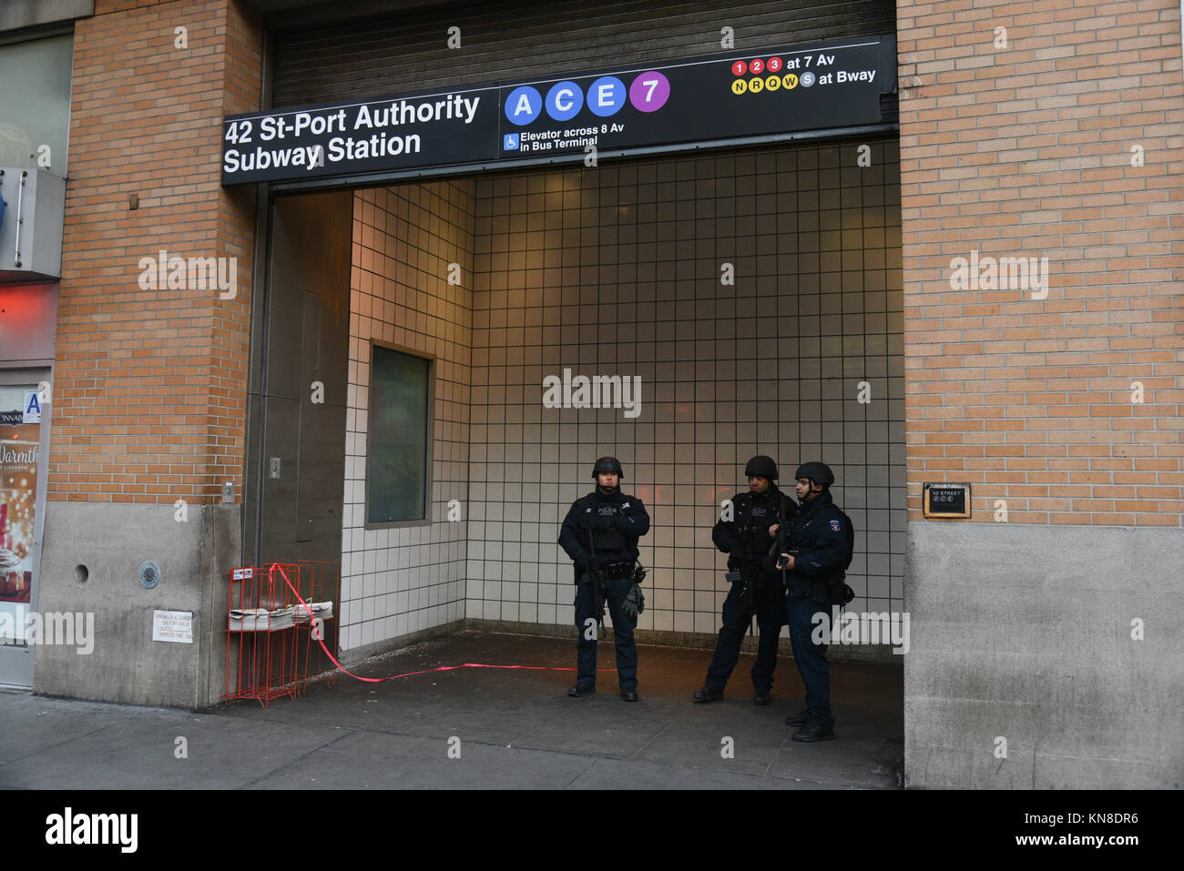 New York, USA. 11 Décembre, 2017. En dehors de l'application de la loi le Port Authority Bus Terminal après que les rapports d'une explosion le 11 décembre 2017 à New York. Crédit : Erik Pendzich/Alamy Live News Banque D'Images