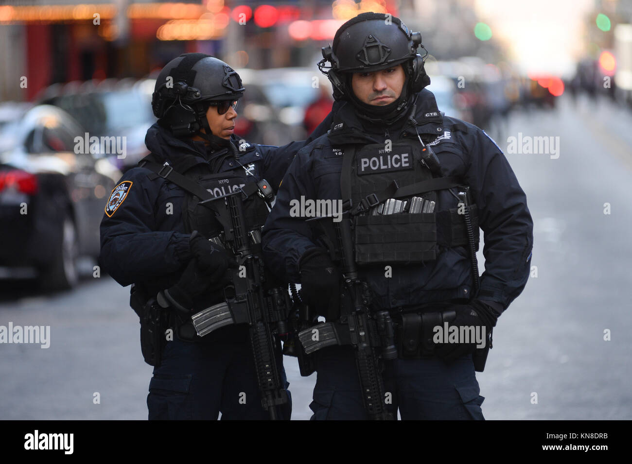 New York, USA. 11 Décembre, 2017. En dehors de l'application de la loi le Port Authority Bus Terminal après que les rapports d'une explosion le 11 décembre 2017 à New York. Crédit : Erik Pendzich/Alamy Live News Banque D'Images