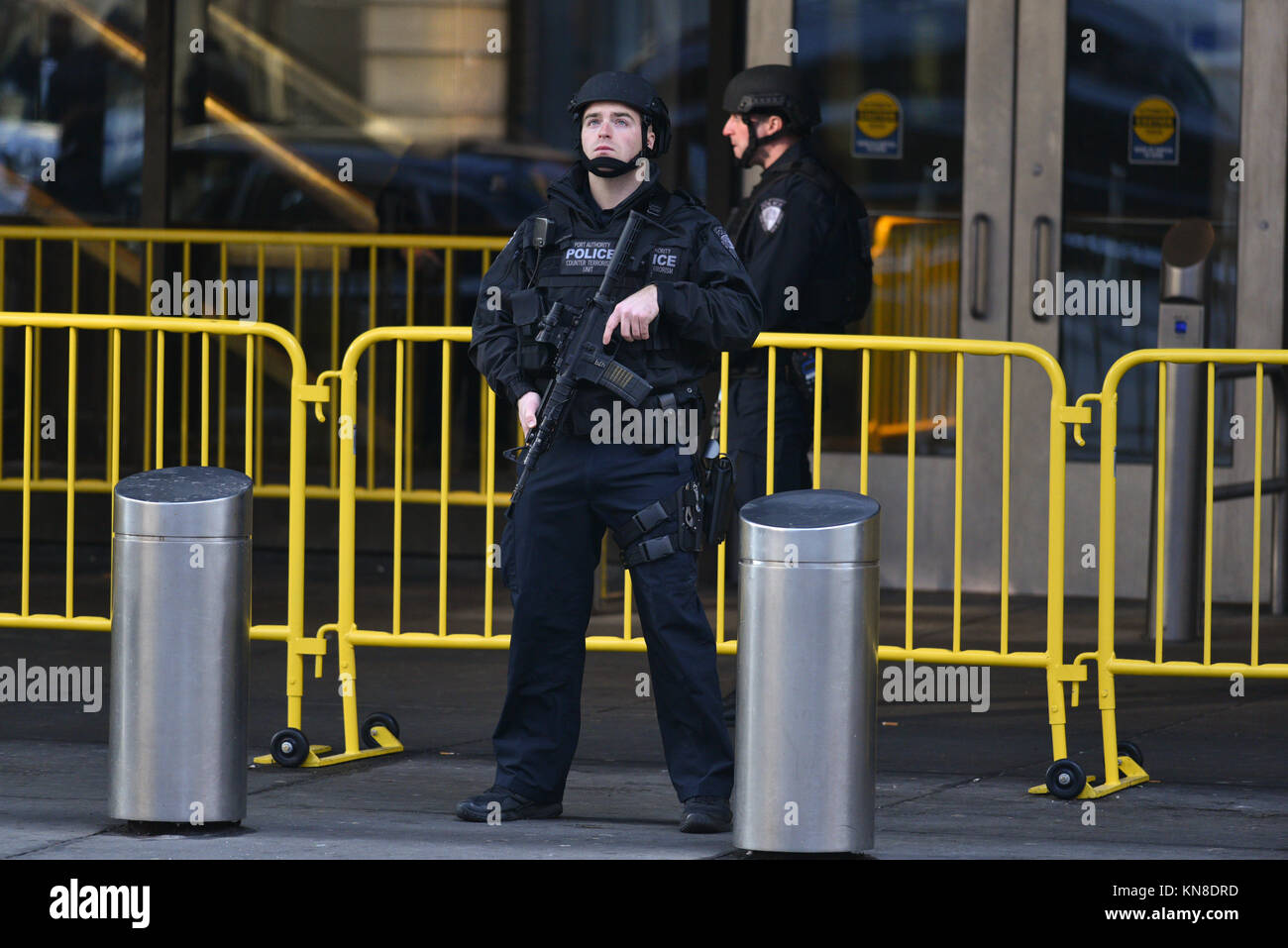 New York, USA. 11 Décembre, 2017. En dehors de l'application de la loi le Port Authority Bus Terminal après que les rapports d'une explosion le 11 décembre 2017 à New York. Crédit : Erik Pendzich/Alamy Live News Banque D'Images