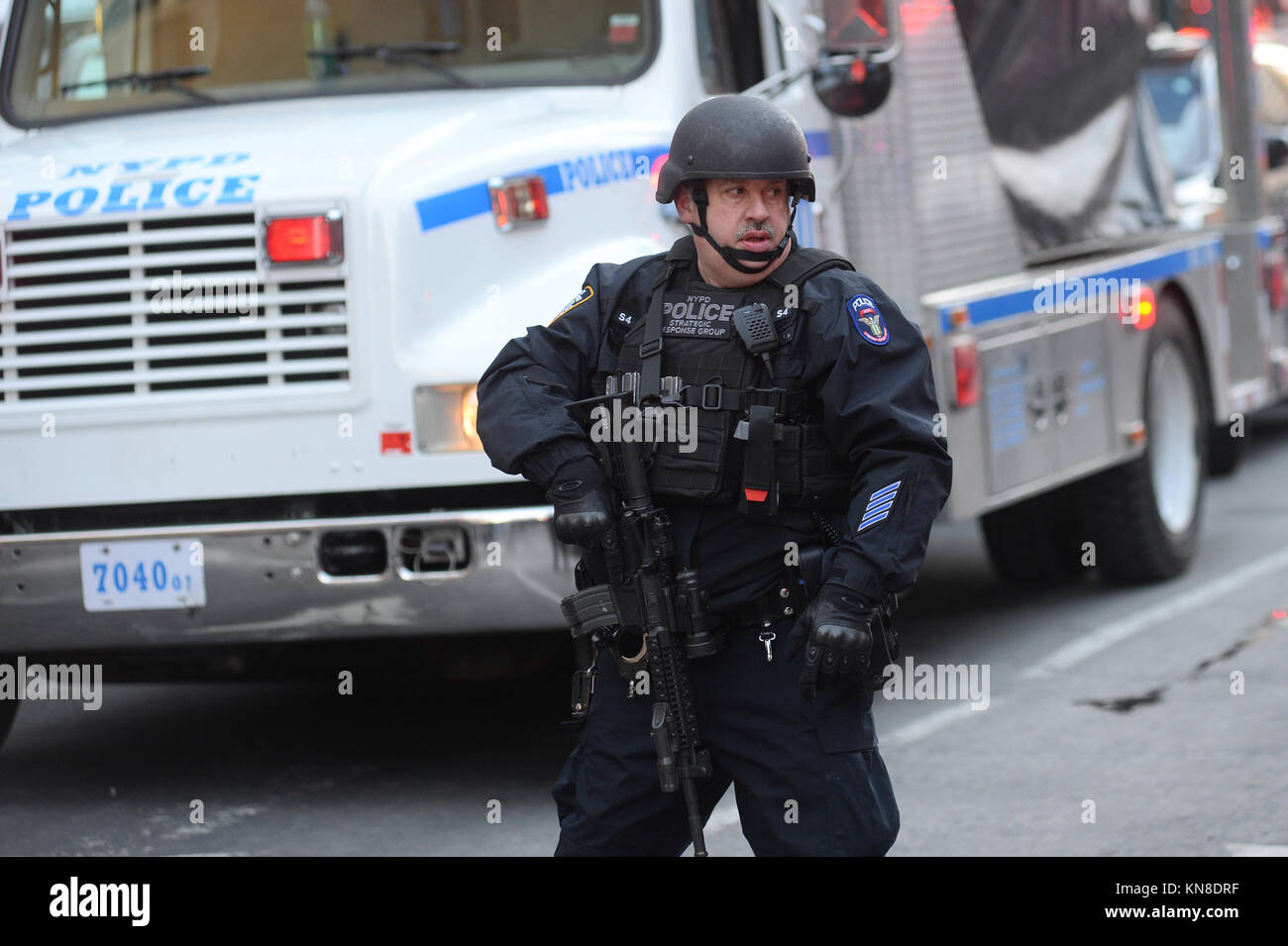 New York, USA. 11 Décembre, 2017. En dehors de l'application de la loi le Port Authority Bus Terminal après que les rapports d'une explosion le 11 décembre 2017 à New York. Crédit : Erik Pendzich/Alamy Live News Banque D'Images