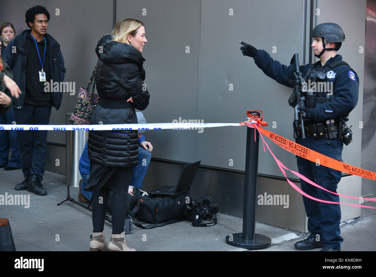 New York, USA. 11 Décembre, 2017. En dehors de l'application de la loi le Port Authority Bus Terminal après que les rapports d'une explosion le 11 décembre 2017 à New York. Crédit : Erik Pendzich/Alamy Live News Banque D'Images