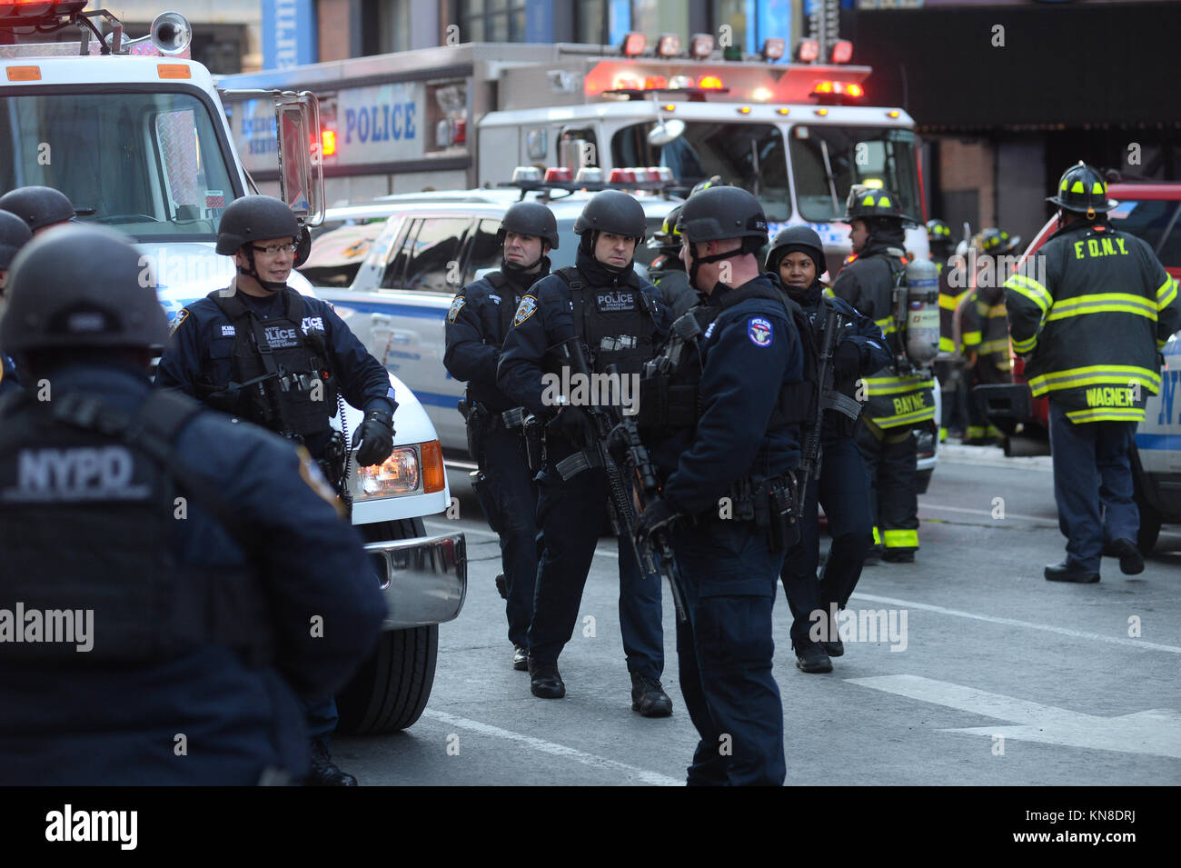 New York, USA. 11 Décembre, 2017. En dehors de l'application de la loi le Port Authority Bus Terminal après que les rapports d'une explosion le 11 décembre 2017 à New York. Crédit : Erik Pendzich/Alamy Live News Banque D'Images