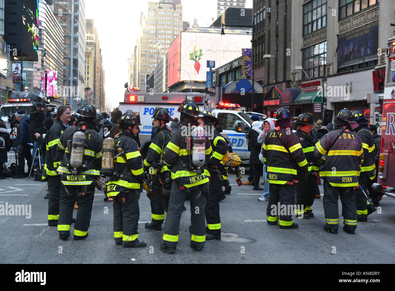 New York, USA. 11 Décembre, 2017. En dehors de l'application de la loi le Port Authority Bus Terminal après que les rapports d'une explosion le 11 décembre 2017 à New York. Crédit : Erik Pendzich/Alamy Live News Banque D'Images