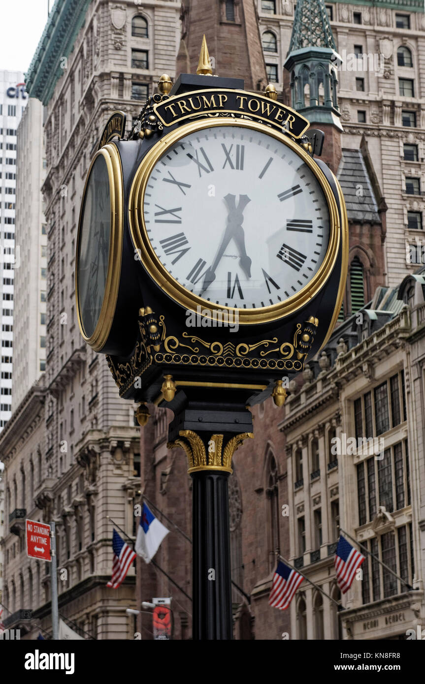 Trump Tower Clock, 56 th Street, Manhattan, New York Banque D'Images