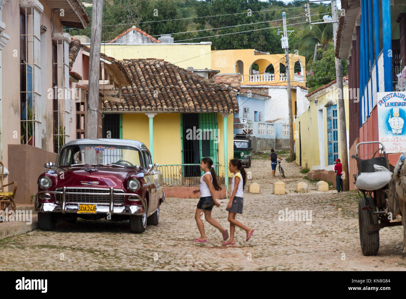 Rue avec pavés, Oldtimer, Trinidad Cuba Banque D'Images