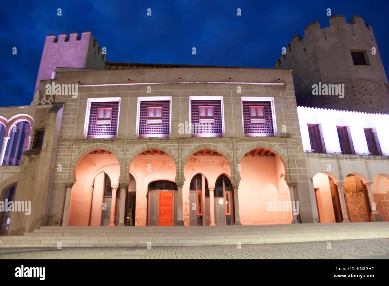 Hight square de Badajoz, illuminé par un éclairage led au crépuscule. Ancien hôtel de ville. Banque D'Images