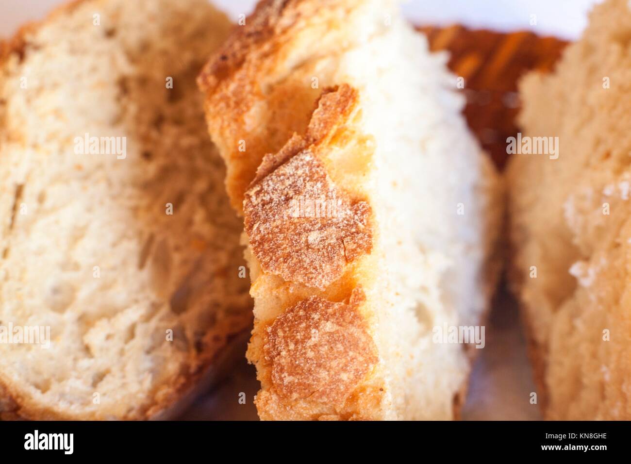 Tranches de pain rustique sur panier. Avec la lumière du soleil macro shot. Banque D'Images