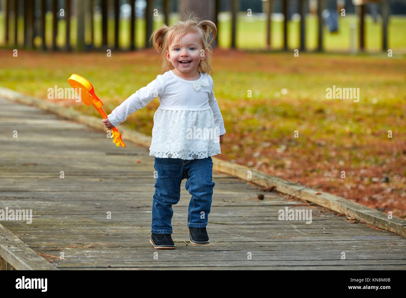 Bebe Enfant Fille Avec Guitare Jouet Walking In L Automne Parc Photo Stock Alamy Bebe Enfant Fille Avec Guitare Jouet Walking In L Automne Parc Photo Stock Alamy