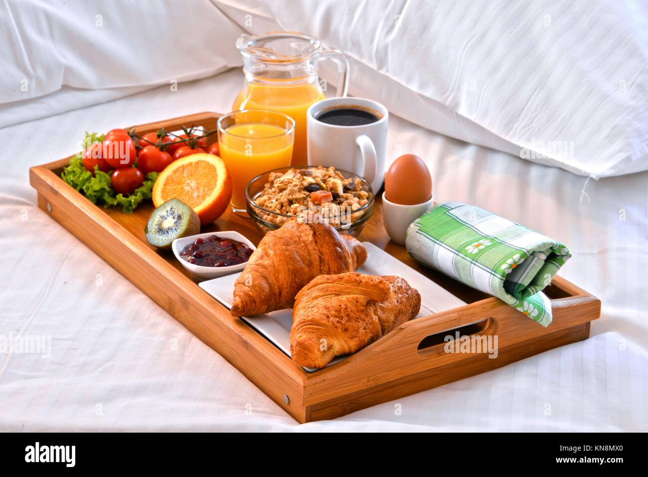 Plateau de petit-déjeuner au lit dans la chambre d'hôtel Photo