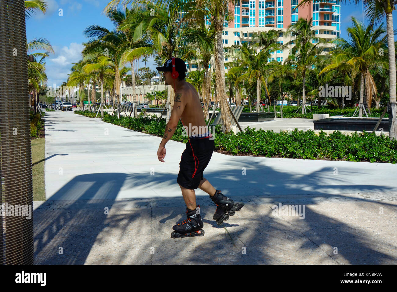 Homme avec des tatouages en Roller Park South Pointe, Miami, Floride, USA. Banque D'Images