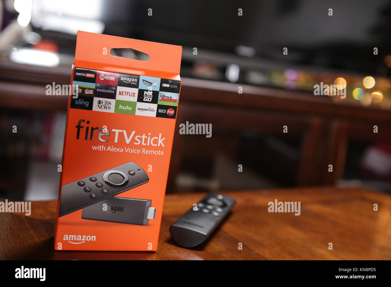 2e génération Amazon Fire TV Stick avec commande à distance de la voix d'Alexa Banque D'Images