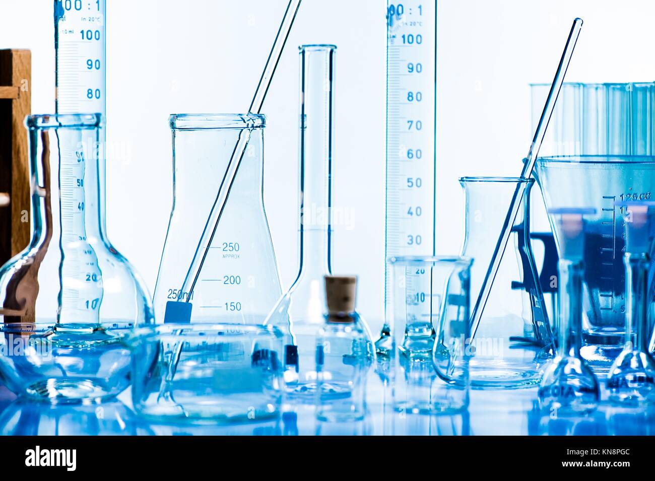 La Science La Chimie Laboratoire Tube A Essai L Equipement De Laboratoire Shoot Studio Photo Stock Alamy