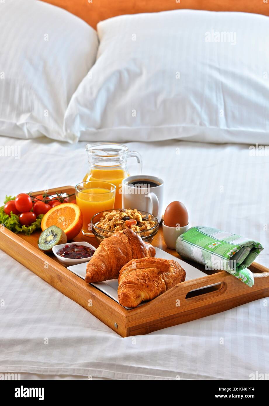 Plateau de petit-déjeuner au lit dans la chambre d'hôtel Photo Stock - Alamy