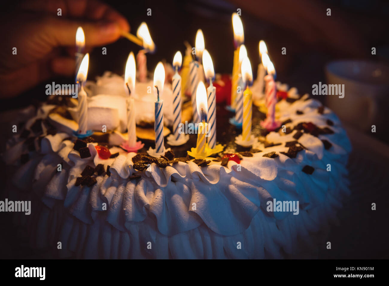 Gateau D Anniversaire Avec Des Bougies Allumees Dans Le Noir Une Main Avec Un Match Allume Les Bougies Sur Le Gateau D Anniversaire Avec Creme Blanche 16 Seize Bougies O Photo Stock Alamy Gateau D Anniversaire Avec Des Bougies Allumees Dans Le Noir Une Main Avec Un Match Allume Les Bougies Sur Le Gateau D Anniversaire Avec Creme Blanche 16 Seize Bougies O Photo Stock Alamy