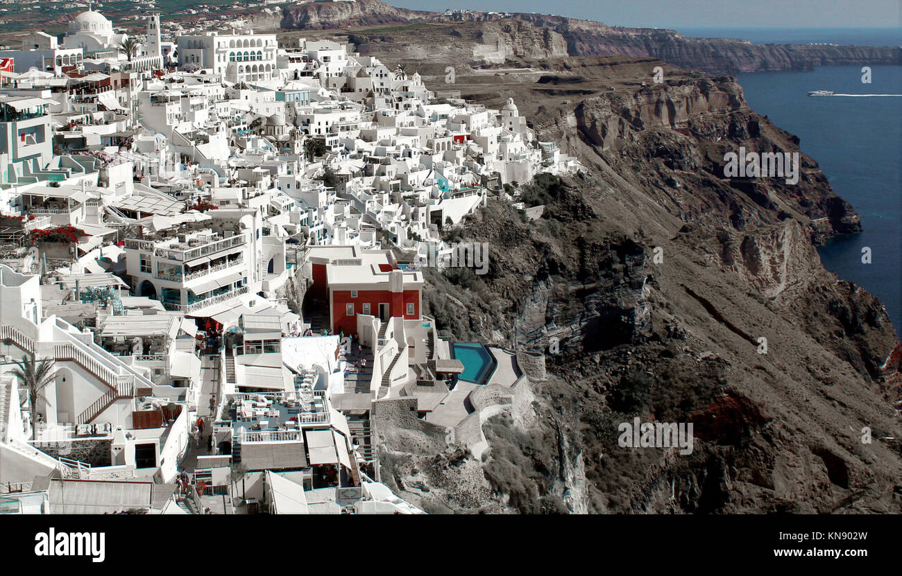 Magnifique vue aérienne de la ville de Fira, sur l'île de Santorin - Grèce. Santorin est l'une des îles des Cyclades dans la mer Égée Banque D'Images