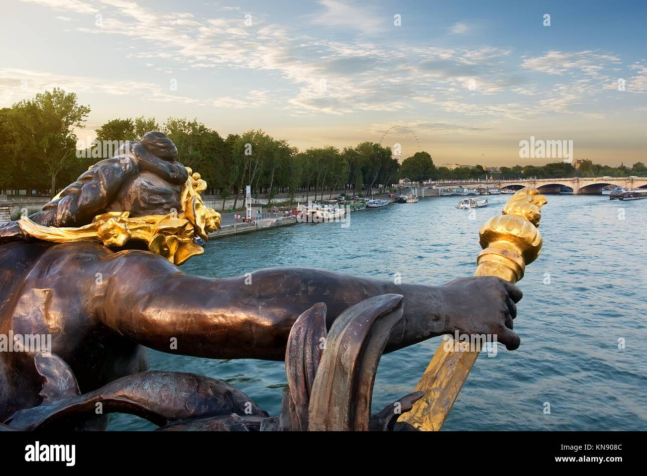 Vue sur la Seine et nymphe sur le pont Alexandre III à Paris, France. Banque D'Images