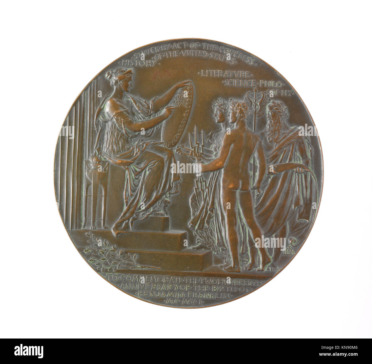 Une médaille commémorative honorant Benjamin Franklin, mettant en valeur sa ressemblance et reconnaissant ses réalisations dans les domaines de la science, de la diplomatie et de l'art politique, reflétant l'artisanat historique et l'importance culturelle. Banque D'Images