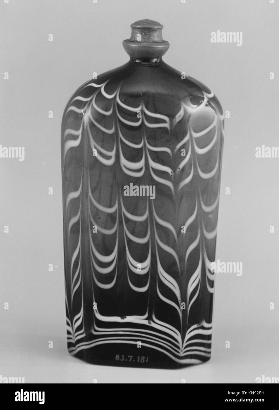 Une bouteille en verre du XVIIIe siècle d'origine probablement allemande, au design fonctionnel et élégant pour les liquides tels que le parfum ou les huiles, caractéristique de la verrerie européenne. Banque D'Images