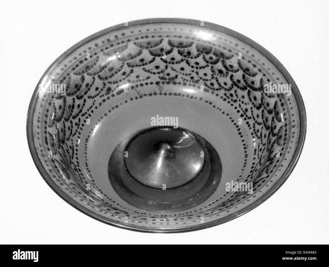 Un bol en céramique avec un motif en écailles de poisson, démontrant un savoir-faire historique, un design décoratif et une fonctionnalité culturelle. Banque D'Images