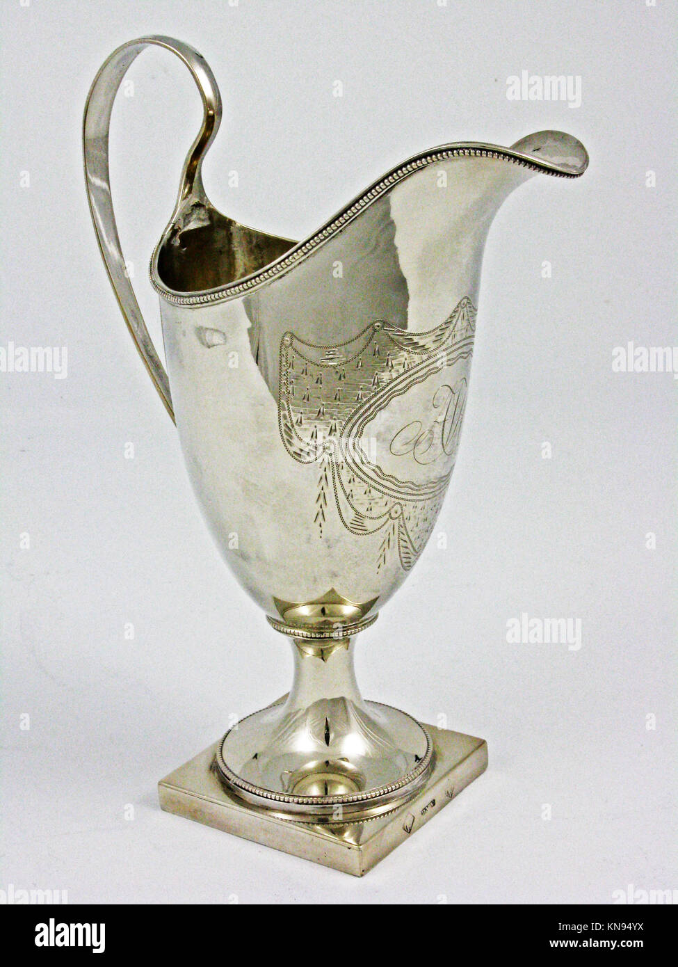 Creamer MET 27.85.5-6267-HR 2708 Maker: Daniel Van Voorhis, 1751?1824, Creamer, 1785?1800, argent, total: 7 3/8 x 5 1/4 in. (18.7 x 13.3 cm) ; 7 oz 9 l/h (232 g) pied : 2 3/8 x 2 3/8 po (6 x 6 cm). Metropolitan Museum of Art, New York. Don d'Annie Clarkson, 1927 (27.85.5) Banque D'Images