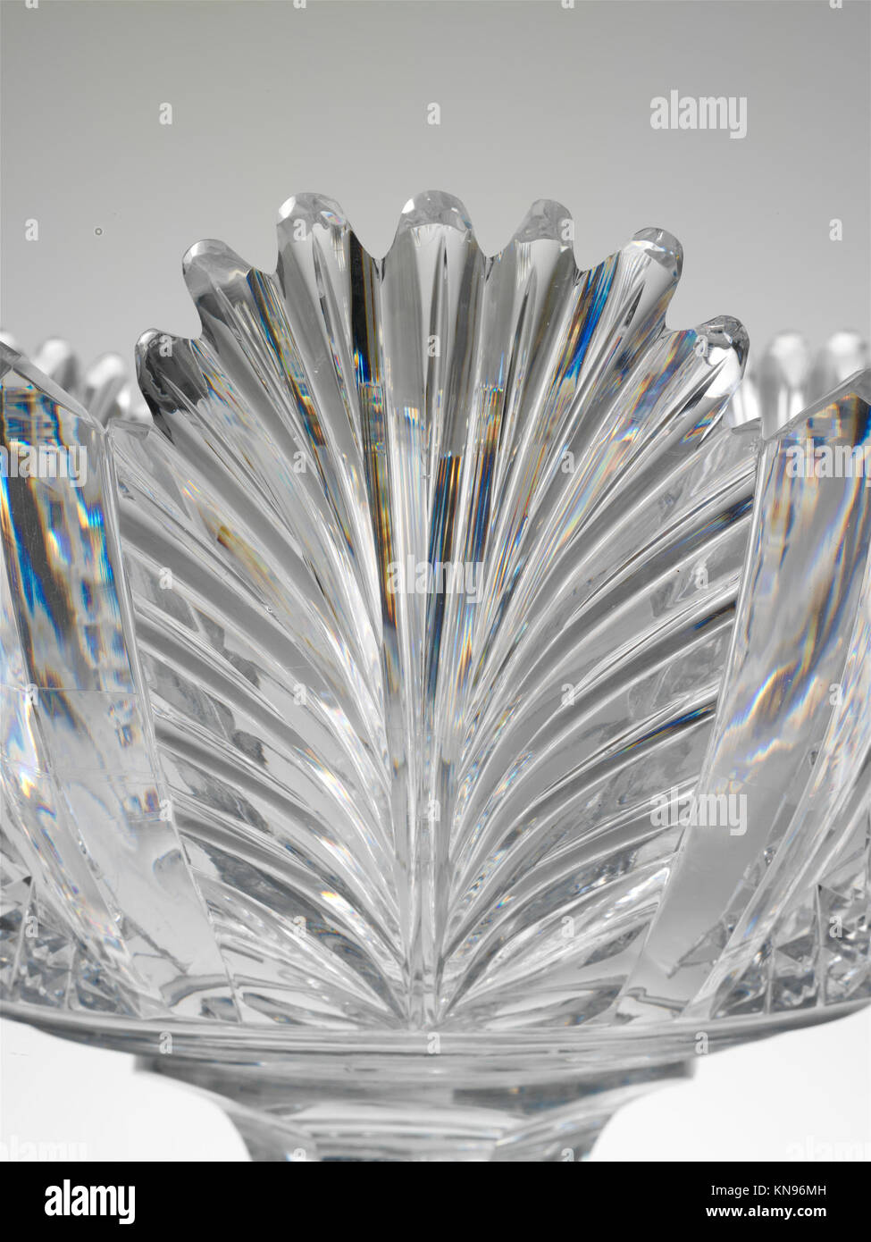 Compote MET DP210512 2204 Fabricant : attribué à Joseph Stouvenal and Company, 1851?57, Compote, 1853, verre soufflé et coupé, H. 13 po. (33 cm) ; diamètre 14 po (35.6 cm). Metropolitan Museum of Art, New York. Don de John C. Cattus, 1967 (67.262.4) Banque D'Images