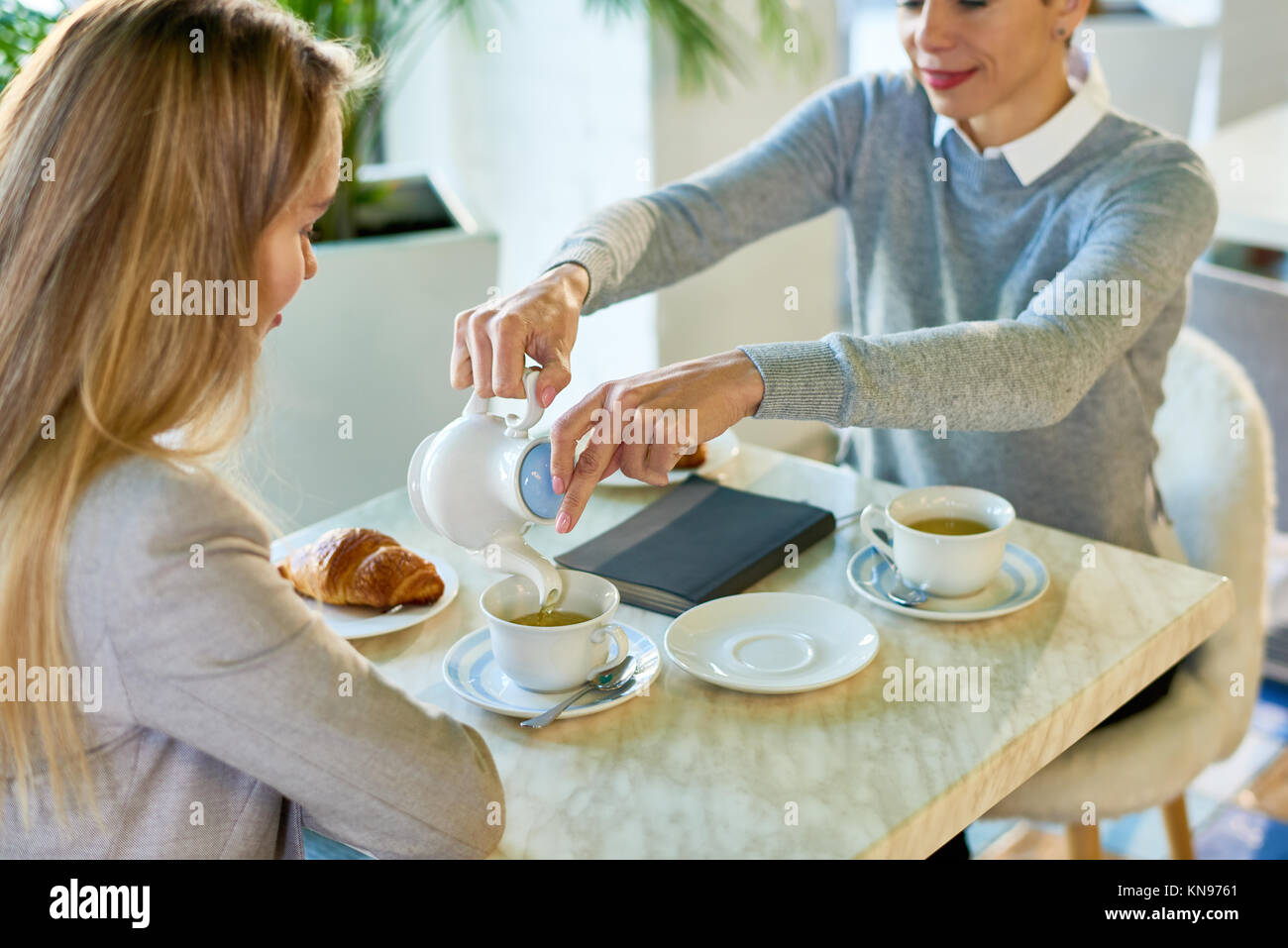Deux jeunes femmes prendre le petit-déjeuner dans le café Banque D'Images