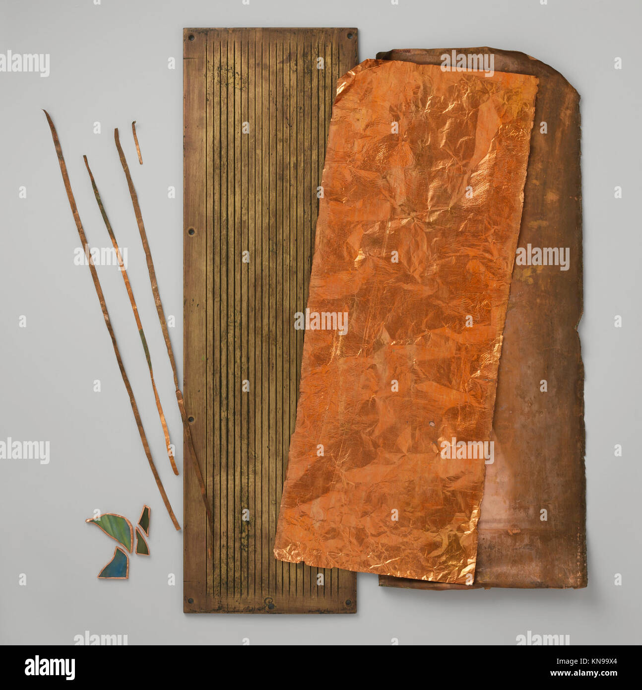 La plaque de découpe de feuilles Tiffany Studios démontre des techniques complexes de métallurgie, d'artisanat et de design Art Nouveau. Banque D'Images