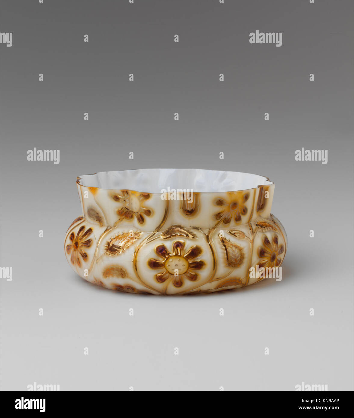 Ce bol en verre onyx illustre l'artisanat moulé par soufflage, le design et l'utilisation fonctionnelle dans la verrerie américaine de la fin du XIXe siècle. Banque D'Images