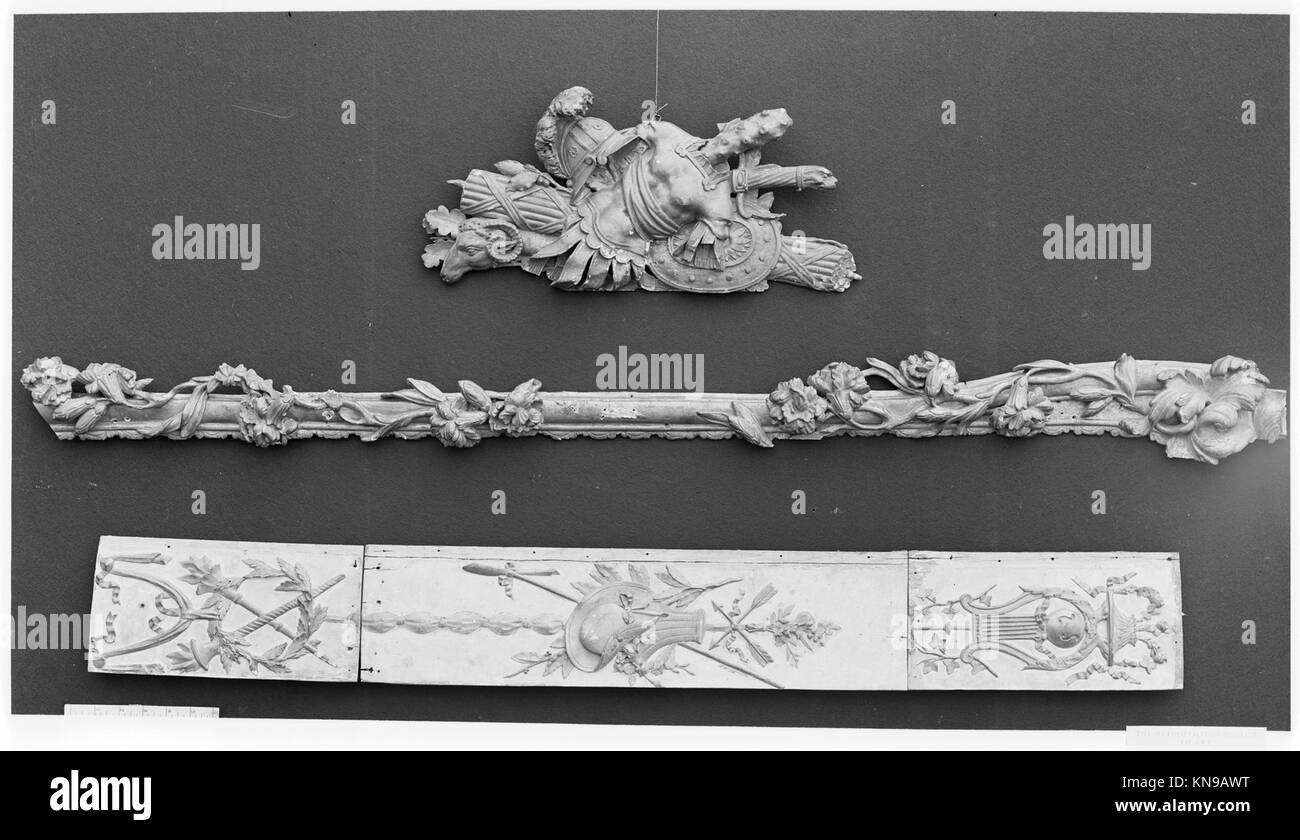 Frame fragment MET 5637 189604 Français, Trophée détail, fin du XVIIe?début du XVIIIe siècle, Bois, doré, 18 1/2 ? 8 3/4 po (47 ? 22.2 cm). Metropolitan Museum of Art, New York. Don de J. Pierpont Morgan, 1906 (07.225.352) Banque D'Images