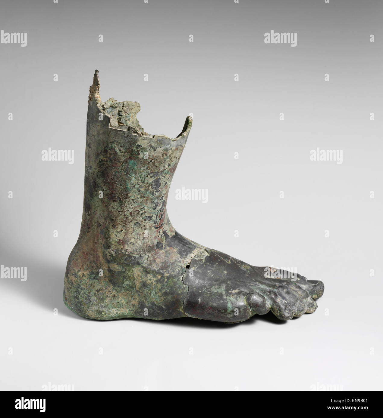 Ce pied droit et le bas de la jambe en bronze du 1er au 2ème siècle après J.-C. fait partie d'une statue romaine colossale, démontrant l'échelle monumentale et les techniques de moulage en bronze. Banque D'Images