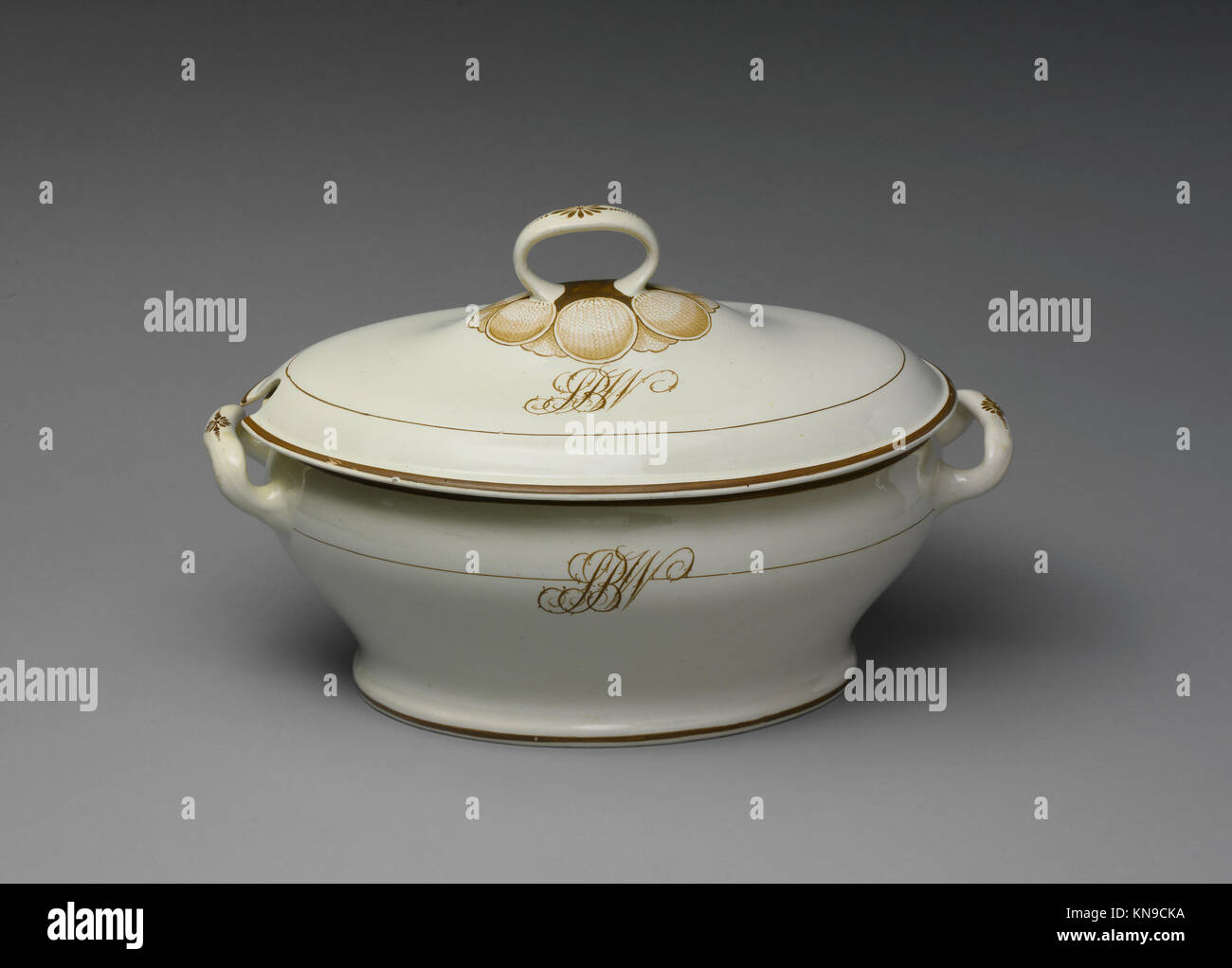 Tureen couvert MET DP237865 Tureen couvert MET DP237865 /2547 British, Tureen couvert, 1750?75, faïence, 8 x 12 3/4 x 7 5/8 po. (20.3 x 32.4 x 19.4 cm). Metropolitan Museum of Art, New York. Don du colonel G. Creighton Webb, 1936 (36.22.7a, b) Banque D'Images