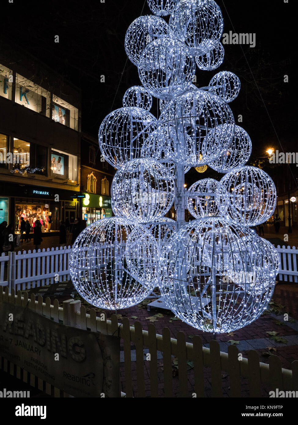 Arbre de Noël moderne, Broad Street, Reading, Berkshire, Angleterre Banque D'Images