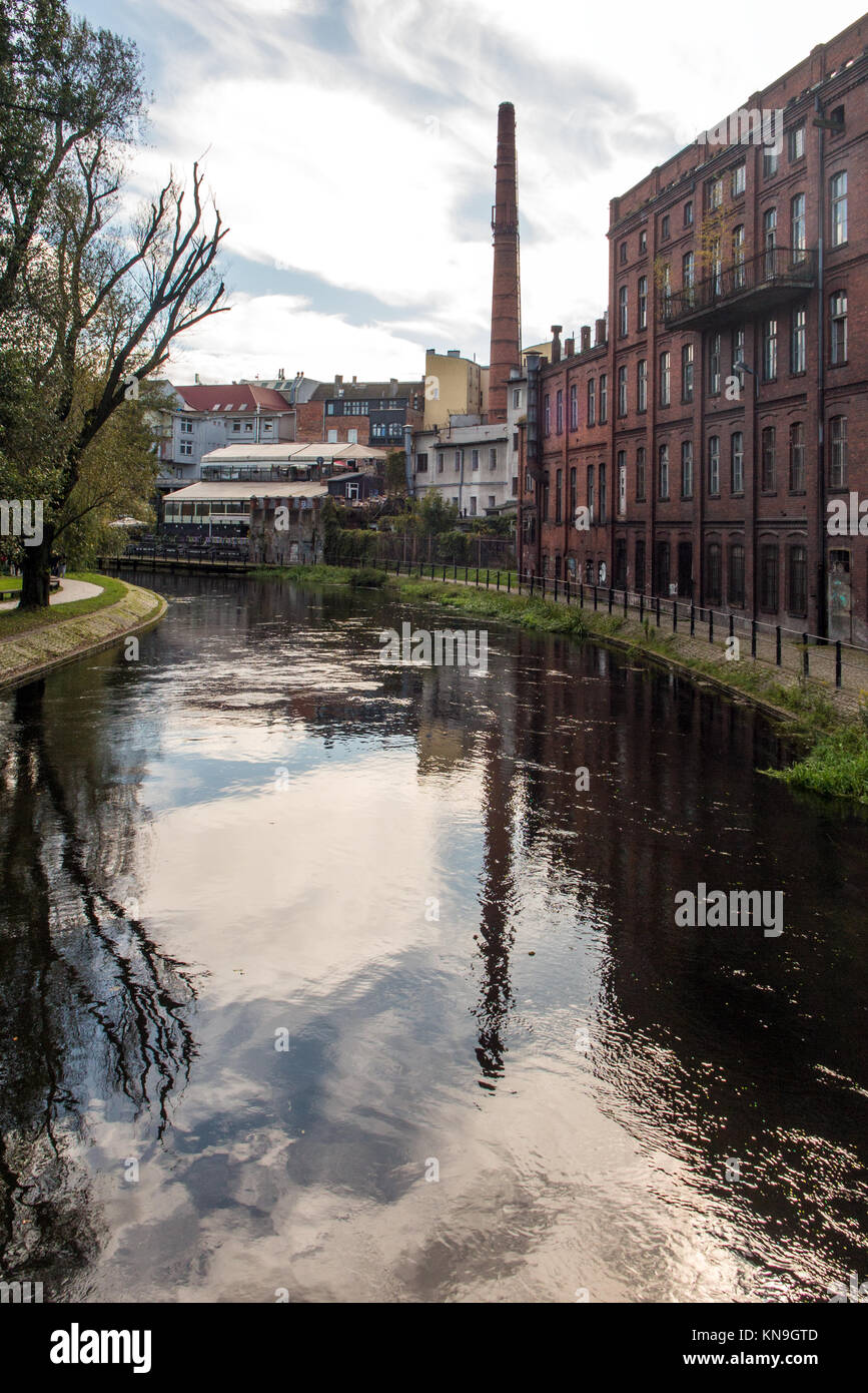 Vue sur le canal de Bydgoszcz et à côté de l'eau vieux entrepôts dans la ville polonaise de Bydgoszcz Pologne de Île Mill Banque D'Images