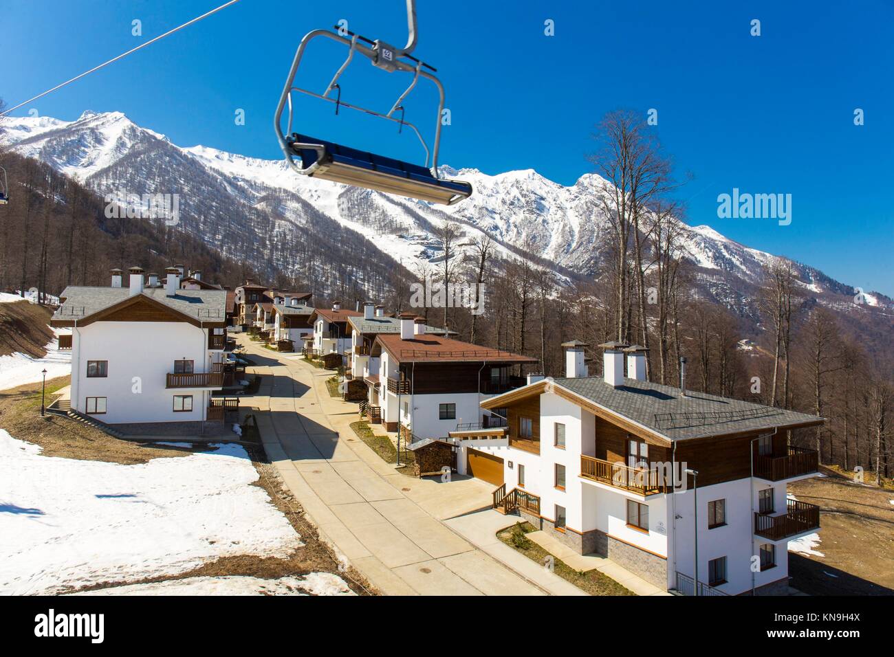 Mountain Ski Resort Rosa Khutor avec chalets sur fond des montagnes enneigées. Banque D'Images