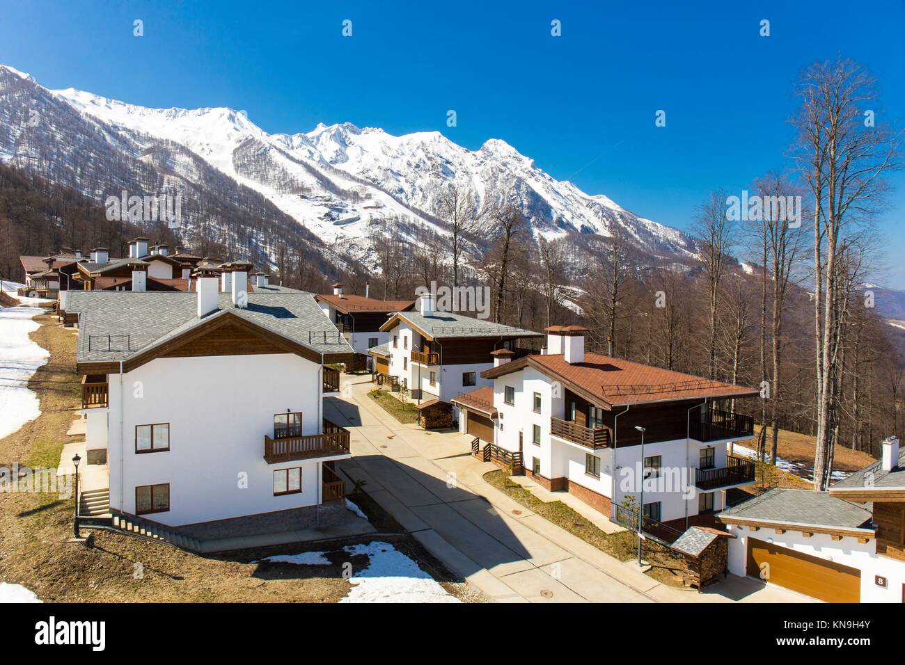 Mountain Ski Resort Rosa Khutor avec chalets sur fond des montagnes enneigées. Banque D'Images
