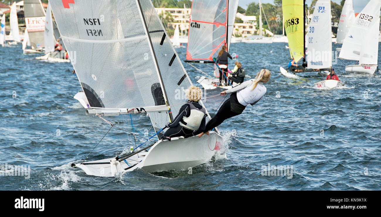 Lake Macquarie, Australie - 16 avril. 2013 : Les enfants qui se font concurrence sur les combinés à l'école australienne de haut. Jeunes concurrents racing Banque D'Images