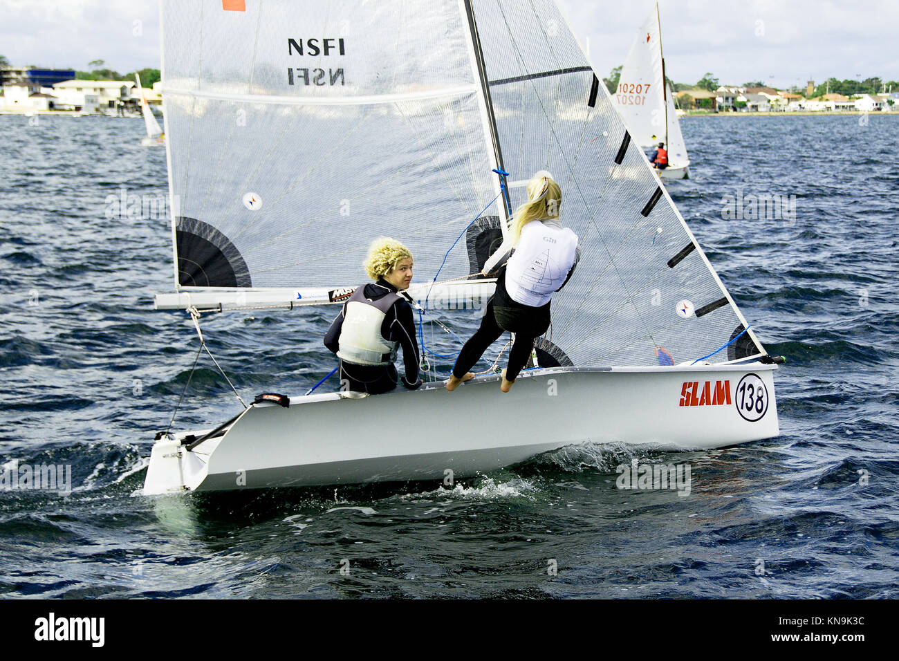 Lake Macquarie, Australie - 16 avril. 2013 : Les enfants qui se font concurrence sur les combinés à l'école australienne de haut. Jeunes concurrents racing Banque D'Images