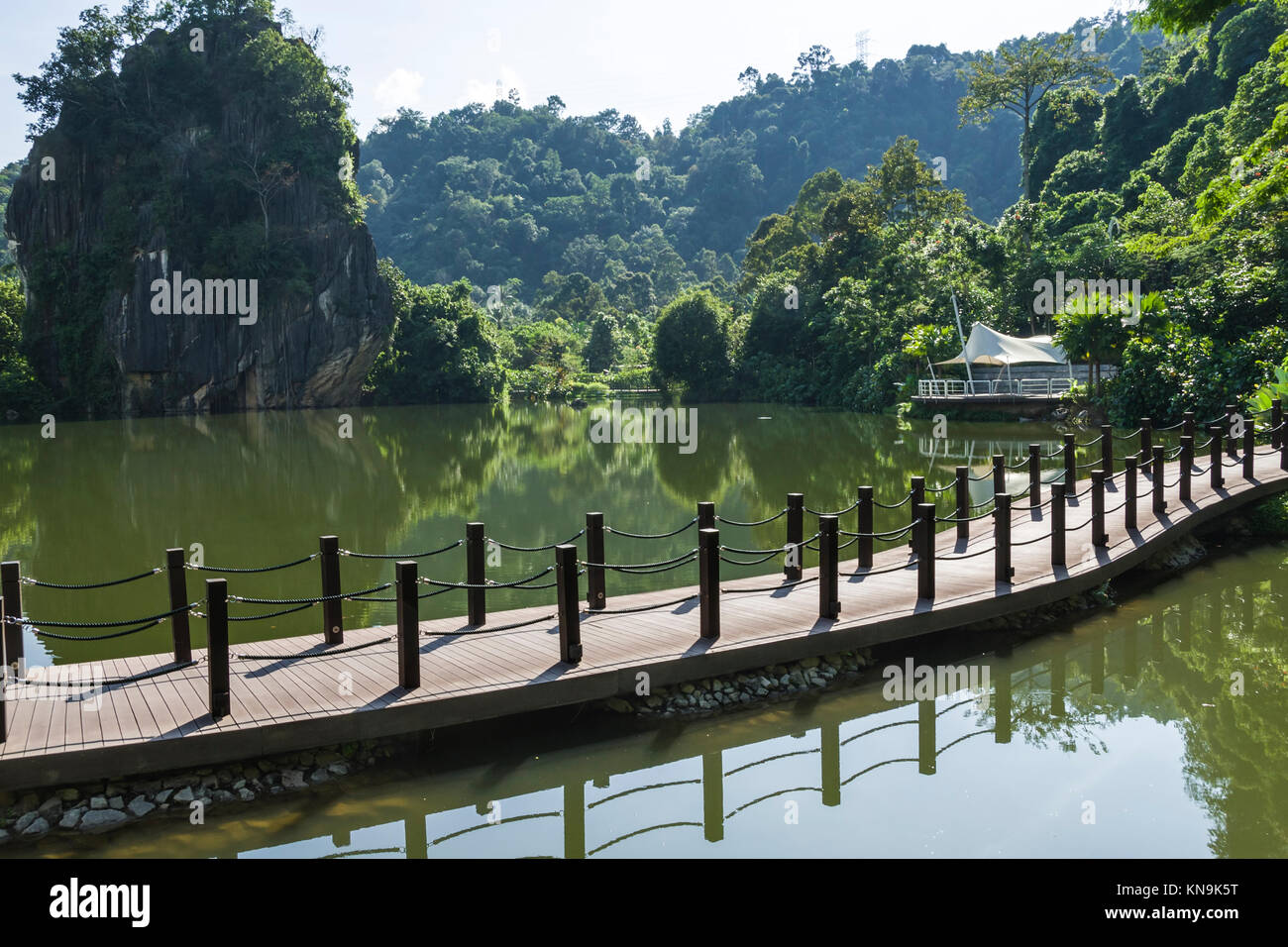 Pont en bois sur le lac - le ciel à Ipoh, Malaisie Banque D'Images