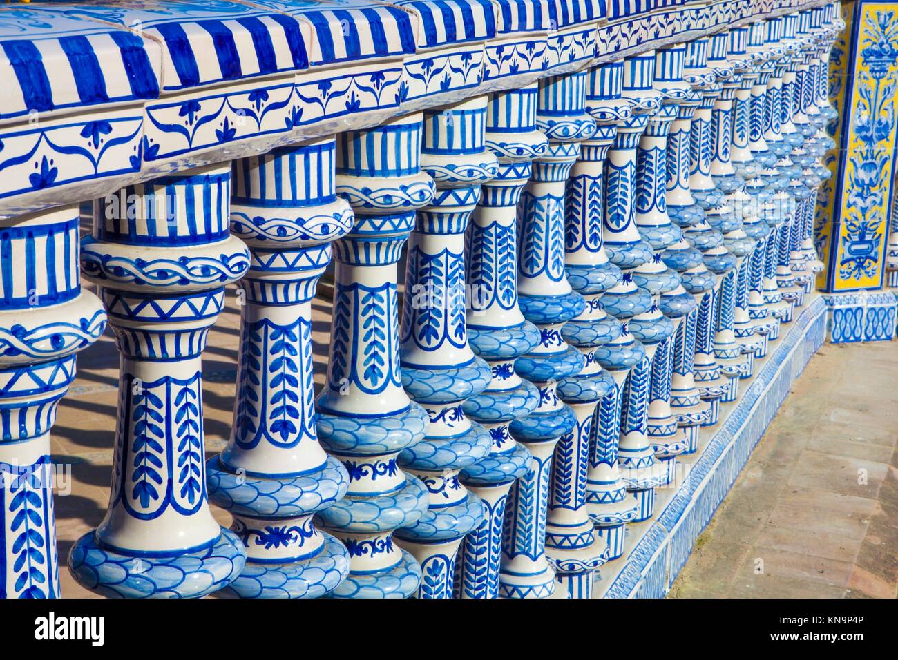 Balustrade en céramique bleu et blanc à Plaza de España, Séville, Espagne. Banque D'Images